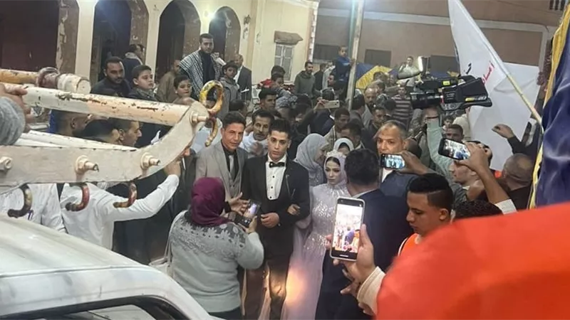 عروسان يصوتان بملابس الزفاف في الانتخابات الرئاسية وسط المعازيم بمنشأة القناطر (صور)