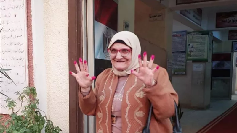 الحاجة سامية تدلي بصوتها في الانتخابات الرئاسية بالمنيا وتبصم بالعشرة (صور)