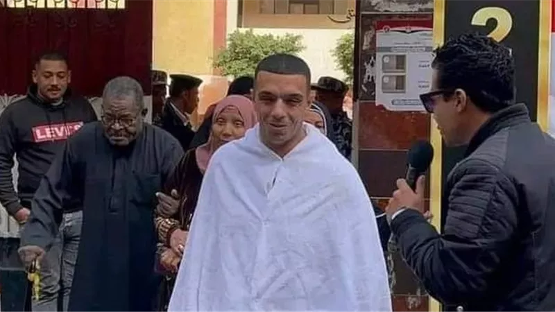 ناخب يشارك في الانتخابات الرئاسية بملابس الإحرام بالقاهرة (صور)
