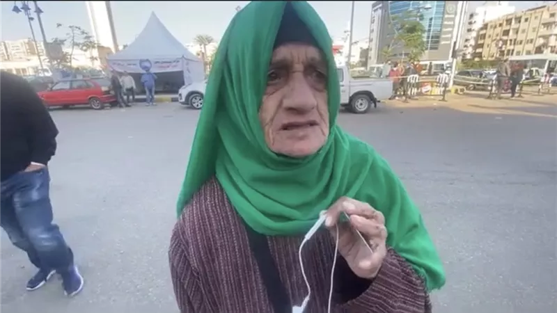 مسنة تتغنى بالرئيس السيسي من أمام لجان الانتخابات (فيديو)