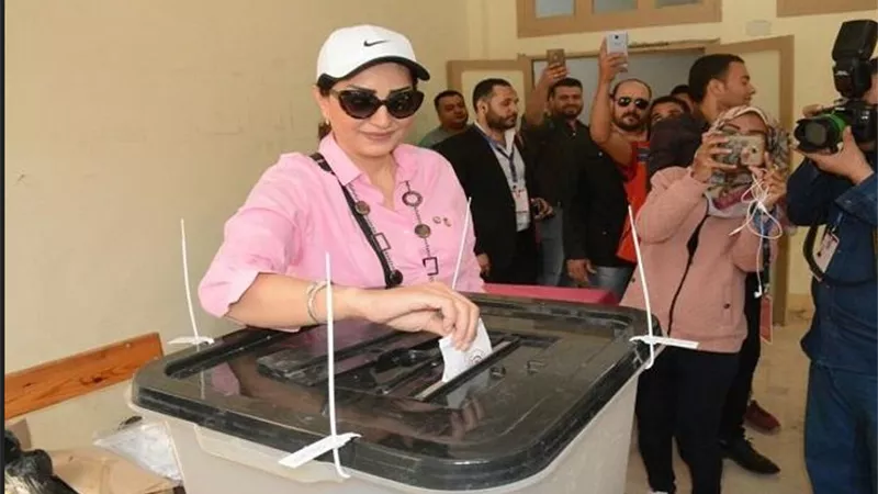 نجوم الفن يدلون بأصواتهم في اليوم الثالث للانتخابات الرئاسية (صور)