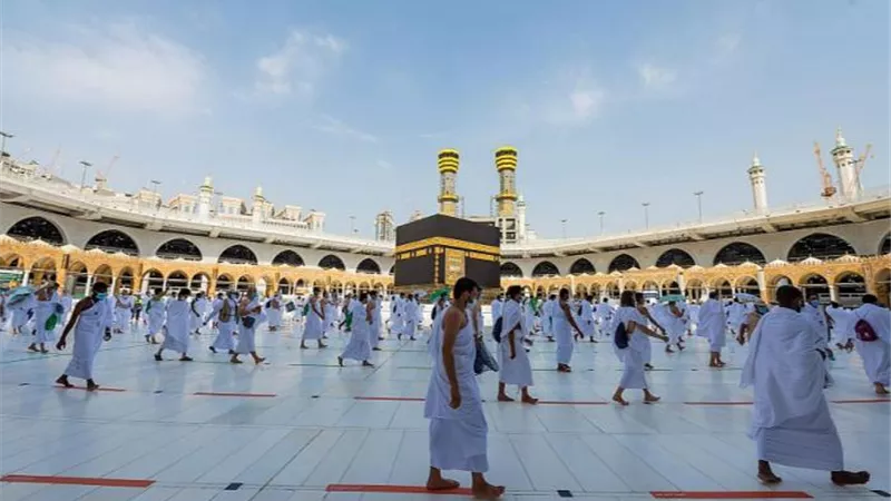 ما حكم شرب الماء في الطواف أثناء أداء المناسك؟ «الإفتاء تُجيب»