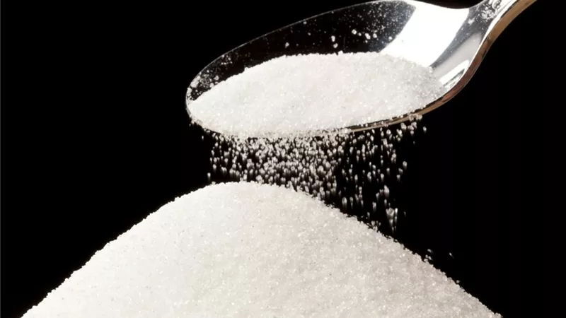 «الصحة» تدعو لتقليل كميات السكر في الوجبات اليومية بالتزامن مع أزمة الأسواق