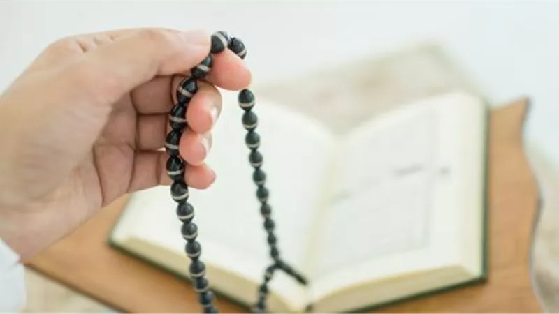 هل يجوز التسبيح باليد اليسرى؟ الإفتاء تُجيب