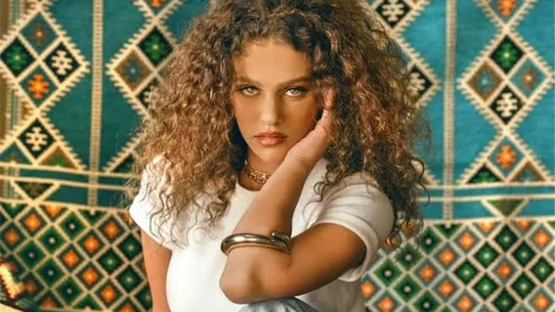 إليانا تنشر صورها مع الأهرامات وتعليق مثير من منى زكي