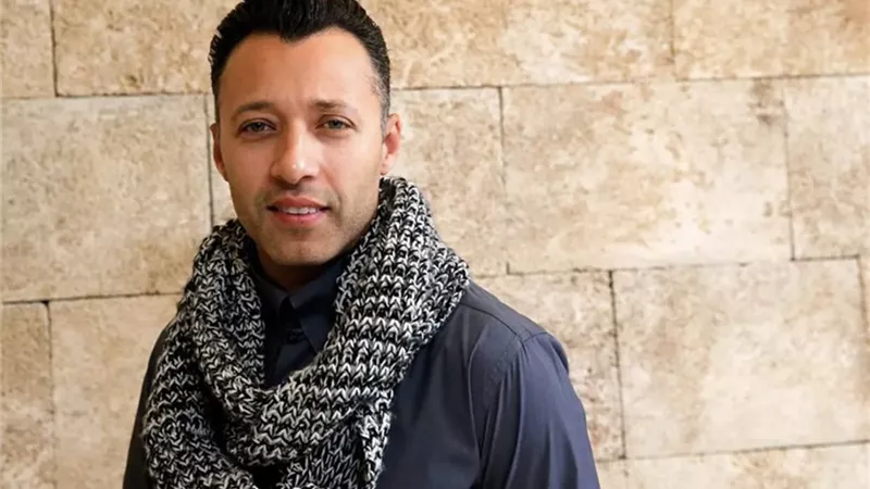 أحمد فهمي يثير قلق جمهوره بصورة على فراش المرض