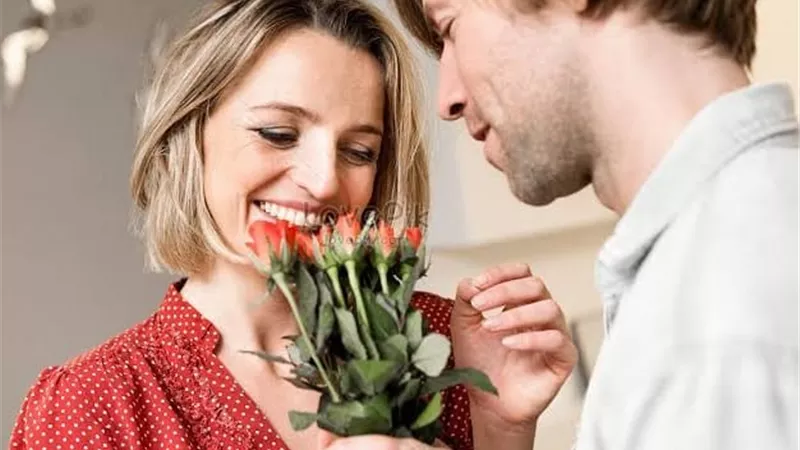 لماذا يعشق الرجل الفتاة خفيفة الدم؟ (إنفوجراف)