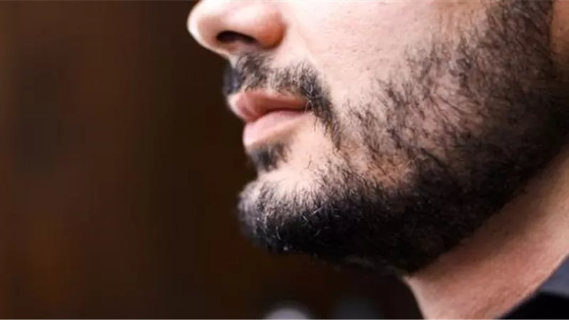 هل حرام أطلب من زوجي حلق لحيته؟ «الإفتاء تُجيب»