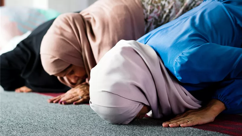 ما حكم صلاة المرأة بملابس ضيقة؟ «الإفتاء تُجيب»