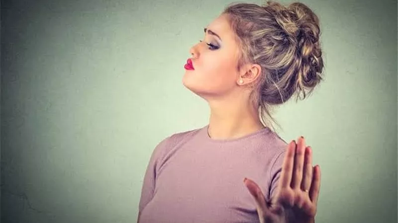 3 طرق للتعامل مع الأخت النرجسية (إنفوجراف)