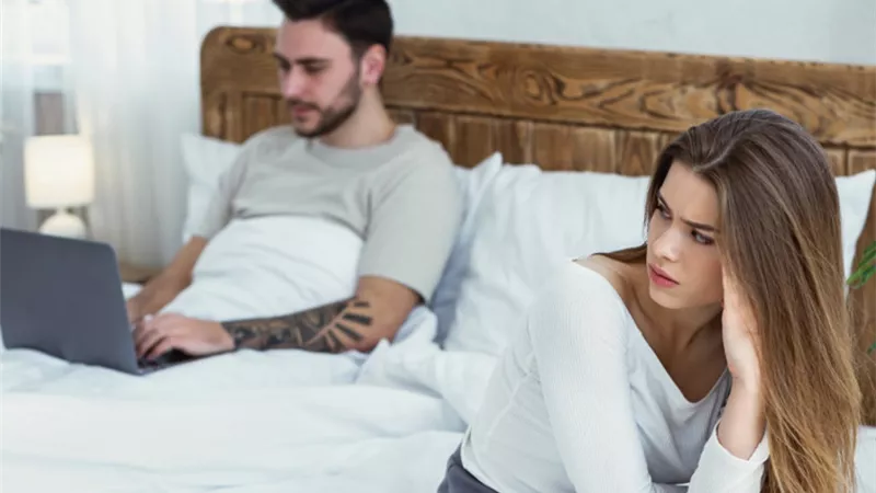 4 طرق للتعامل مع الزوج المشغول دائما