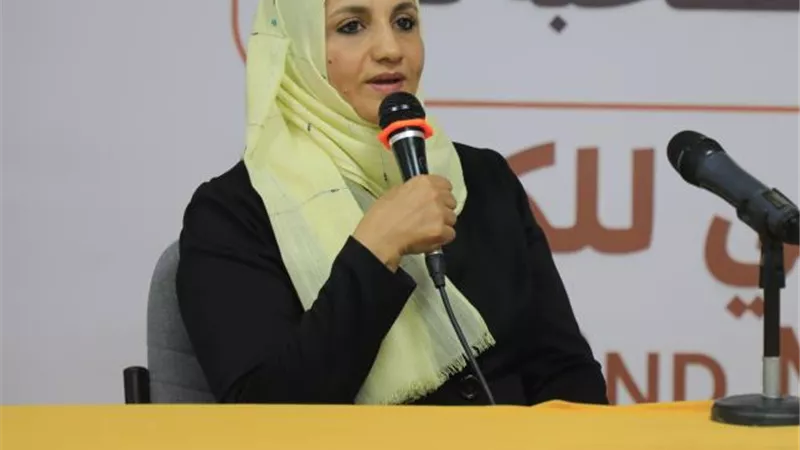 فكرية شحرة | كاتبة يمنية أثرت البيئة المحافظة على أعمالها