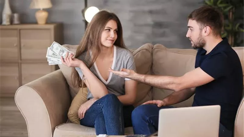هل الزوجة ملزمة بالعمل والمشاركة في مصروف البيت؟ «السوشيال ميديا تجيب»