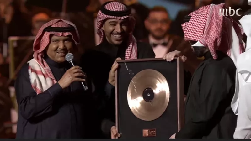 إسطوانة ذهب.. محمد عبده يتبرع لأطفال غزة بهدية تركي آل الشيخ | فيديو