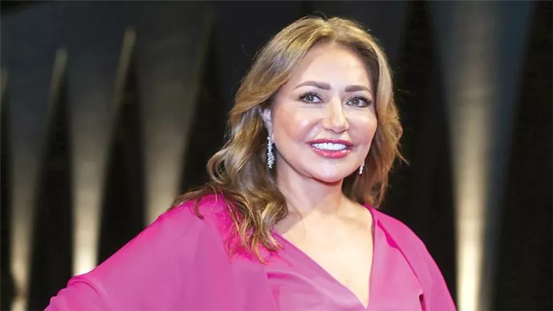 ليلى علوي تعود إلى موسم الرياض بمسرحية «الصندوق الأحمر» 