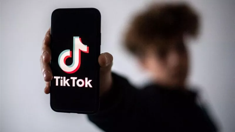 فتاة تنهي حياة شقيقتها في بث مباشر على تيك توك لسبب صادم
