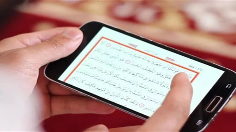 ما حكم قراءة القرآن من الهاتف في الصلاة؟ «الإفتاء تُجيب»