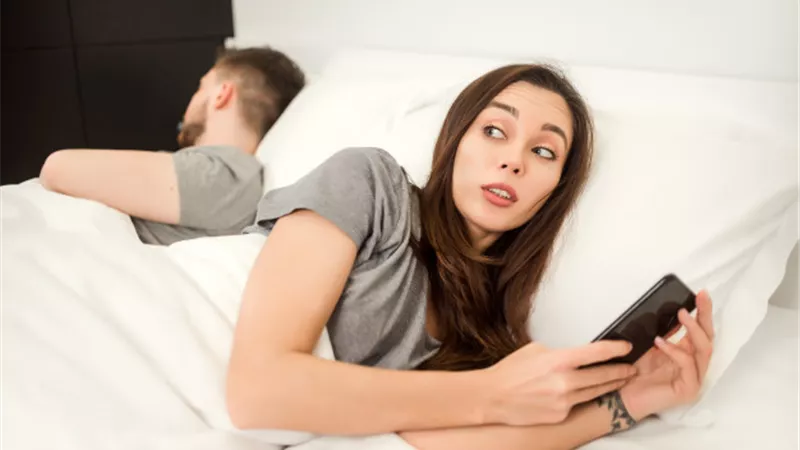 5 تصرفات للرجل تدفع المرأة إلى الخيانة الزوجية