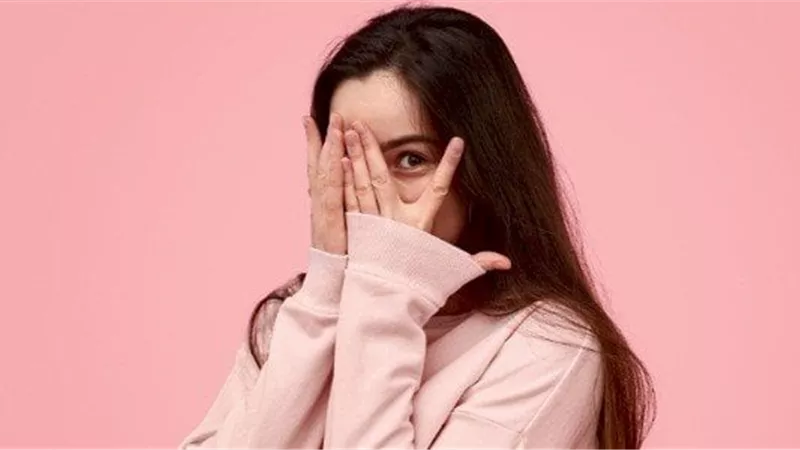 كيف أتعامل مع خجل ابنتي المراهقة؟ 5 حلول مجدية