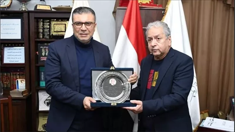 عمرو الليثي يتسلم درع تكريم والده من اتحاد النقابات الفنية (صور)