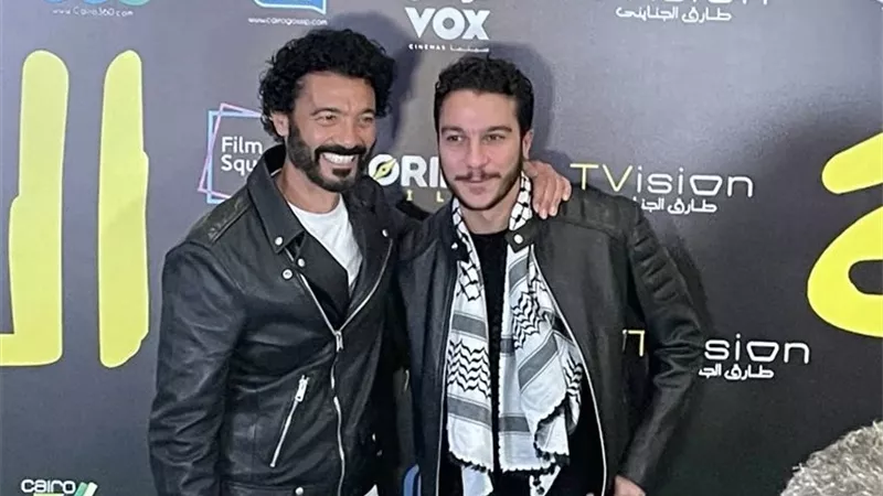 خالد النبوي يدعم ابنه نور في العرض الخاص لفيلم «الحريفة» (صور)