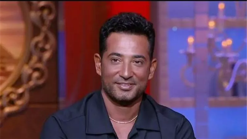 عمرو سعد يثير الجدل بصورة والجمهور «مكياج ولا حد ضربك» 