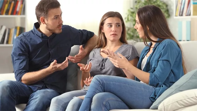 5 أسرار لا تخبري بها خطيبك لضمان نجاح العلاقة (إنفوجراف)
