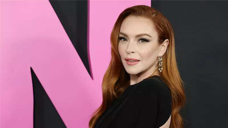ليندسي لوهان تفاجأ الجمهور بإطلالتها في عرض Mean Girls (صور)