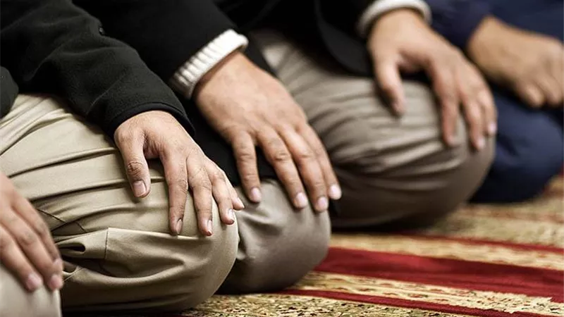 ما حكم رد السلام بالإشارة أثناء الصلاة؟ «الإفتاء تُجيب»