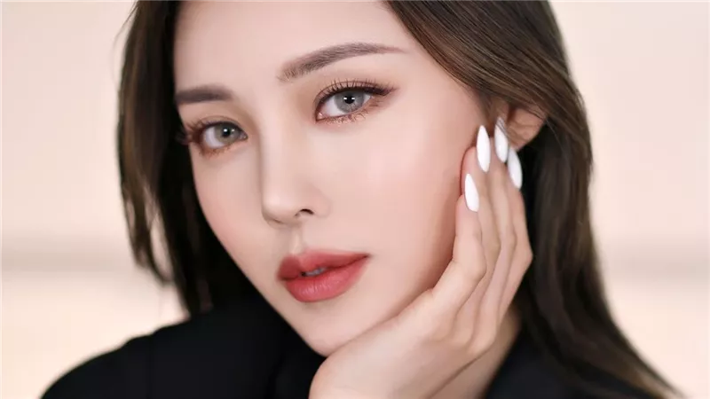 خطوات تطبيق المكياج الكوري لتكبير رسمة العين