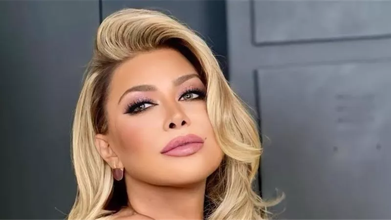 شاب يفاجئ نوال الزغبي على الهواء ويعرض الزواج عليها بطريقة مثيرة (فيديو) 