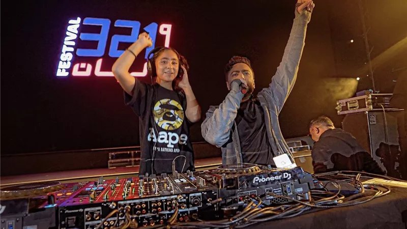 ابنة تامر حسني تشعل الـ Dj في حفله بدبي (فيديو)