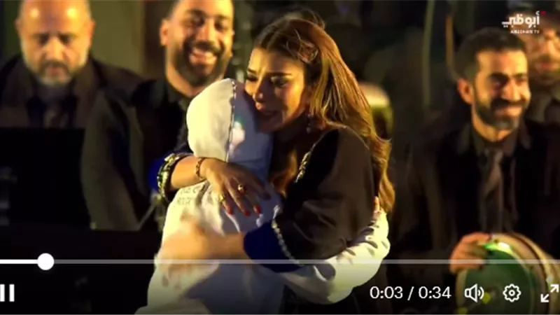 رد فعل أصالة عند صعود طفل إلى المسرح أثناء غنائها (فيديو)