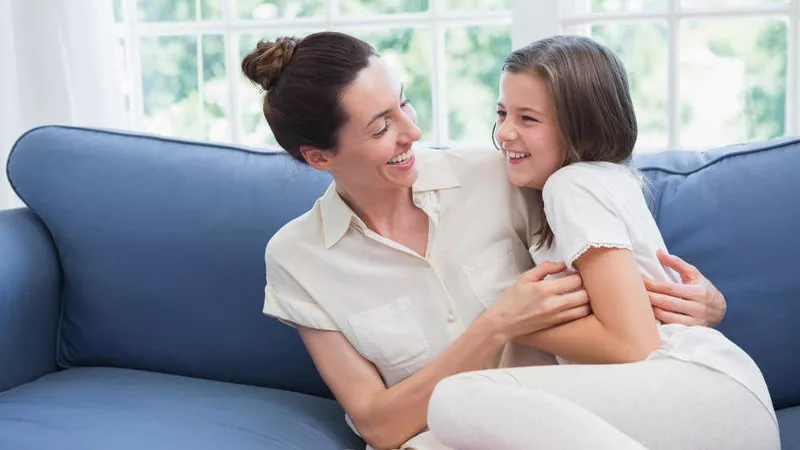 5 حلول للتعامل مع خجل ابنتك المراهقة (إنفوجراف)