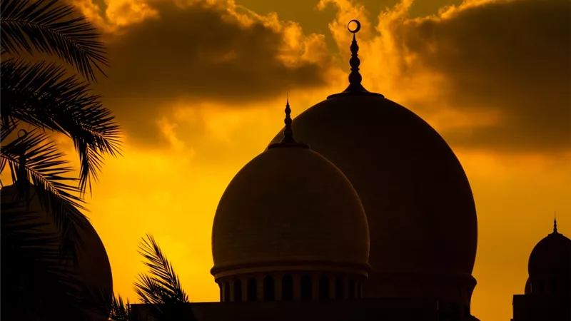  تفسير حلم سماع الأذان  فى المنام للعزباء والمتزوجة والحامل