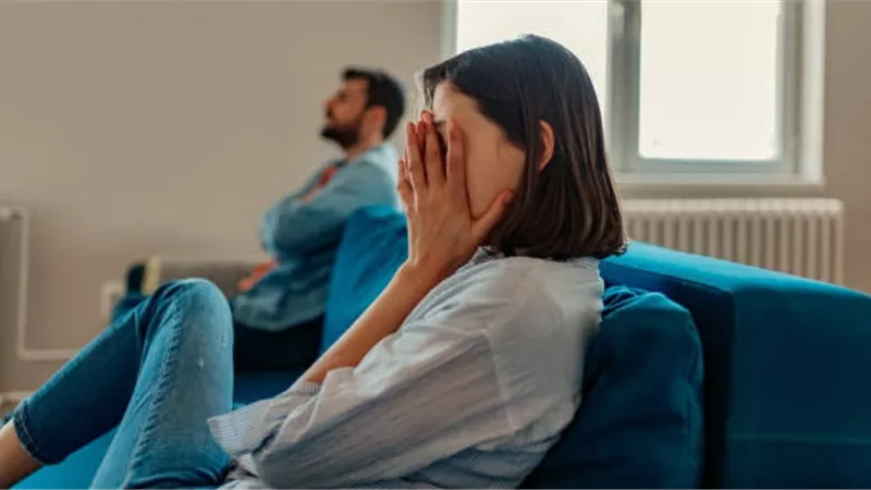 3 طرق لجعل حبيبك يشعر بالذنب ناحيتك
