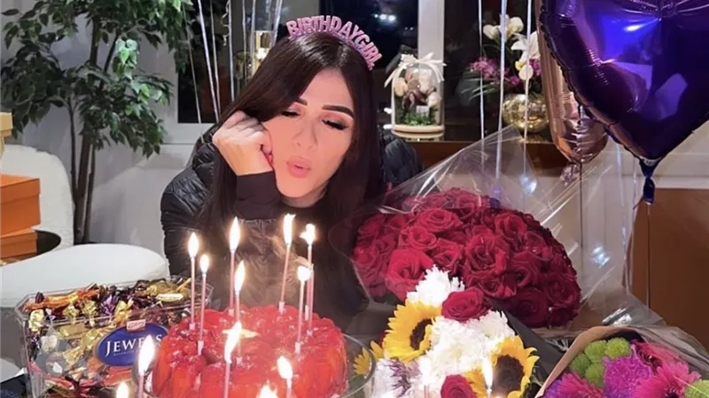ياسمين عبد العزيز تحتفل بعيد ميلادها في غياب أحمد العوضي (صور)