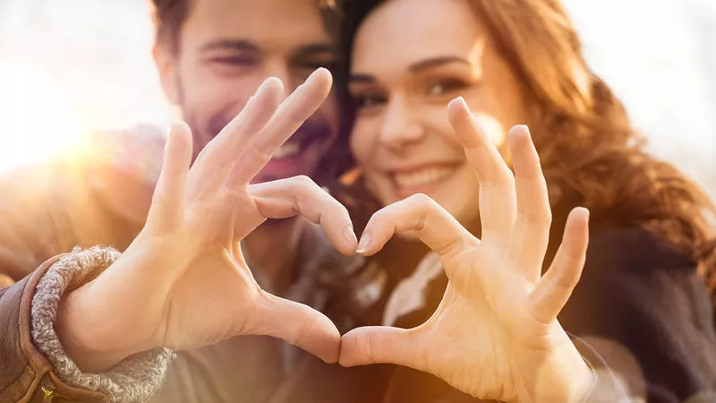 هل يجوز للخاطب أن يقول لخطيبته كلام حب؟ «الإفتاء تُجيب»