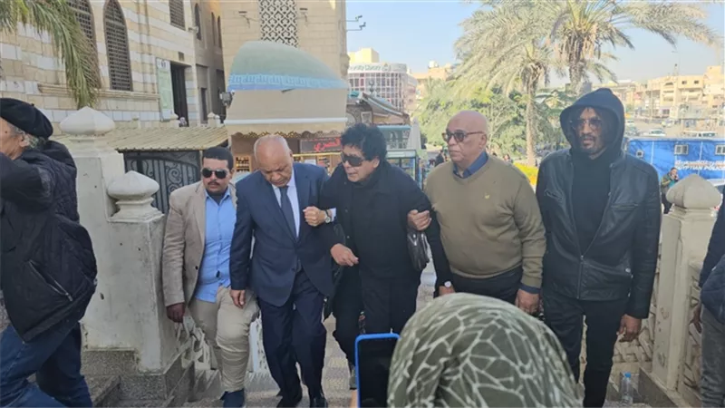 انهيار الفنان محمد منير في جنازة شقيقته (صور) 