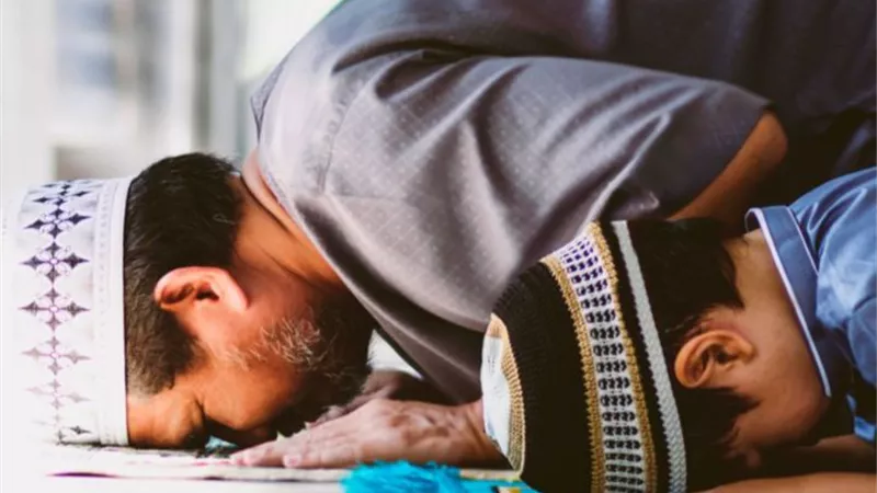 هل الرجل مسؤول عن صلاة أهل بيته؟ «الإفتاء تُجيب»