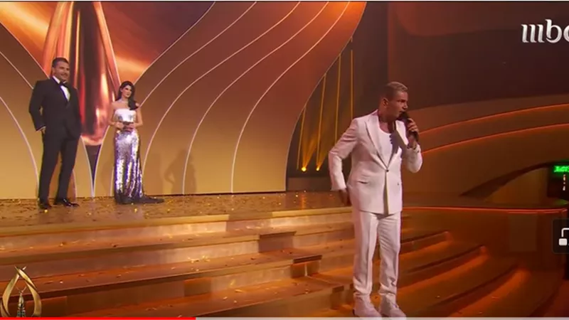 الهضبة يداعب عمرو أديب في joy awards: احسدني تاني (فيديو)