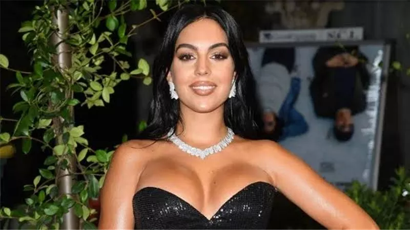 جورجينا رودريجيز تخطف الأنظار بإطلالة فضية مكشوفة في Joy awards (صور)