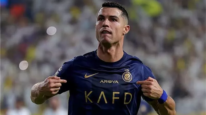 رونالدو ينتقد الدوري الفرنسي ويشكر النصر السعودي 