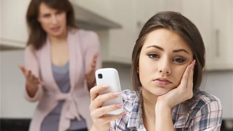 كيف أحمي ابنتي المراهقة من التعلق بمشاهير «الشوشيال ميديا»؟