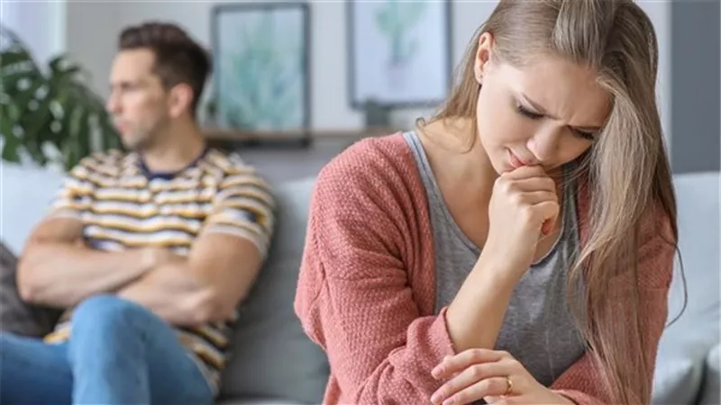 زوجي يحلف بالطلاق على كل شيء فماذا أفعل؟ «الإفتاء تُجيب»
