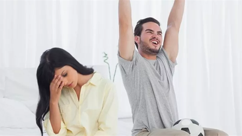 5 نصائح للتعامل مع الزوج المهووس بالكورة