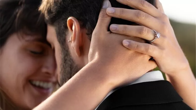 كيف تصبحين غامضة مع الرجل؟ 3 حيل سحرية