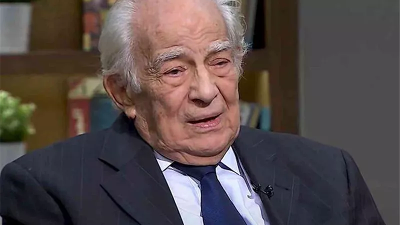 «القومي للمسرح» يكرم رشوان توفيق الأربعاء