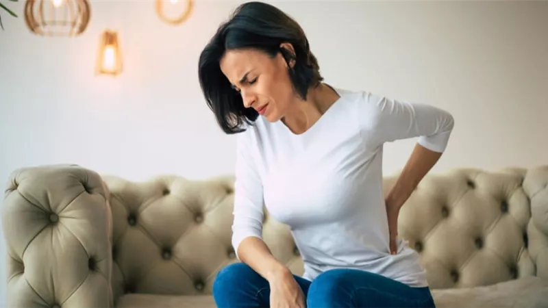 5 طرق فعالة لتخفيف آلام الظهر أثناء الدورة الشهرية   