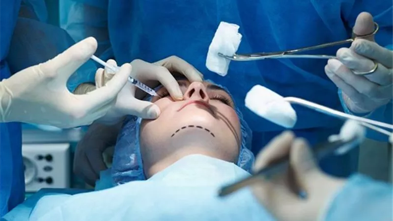كوارث عمليات التجميل: تشوهات وتلف أعصاب وأضرار نفسية
